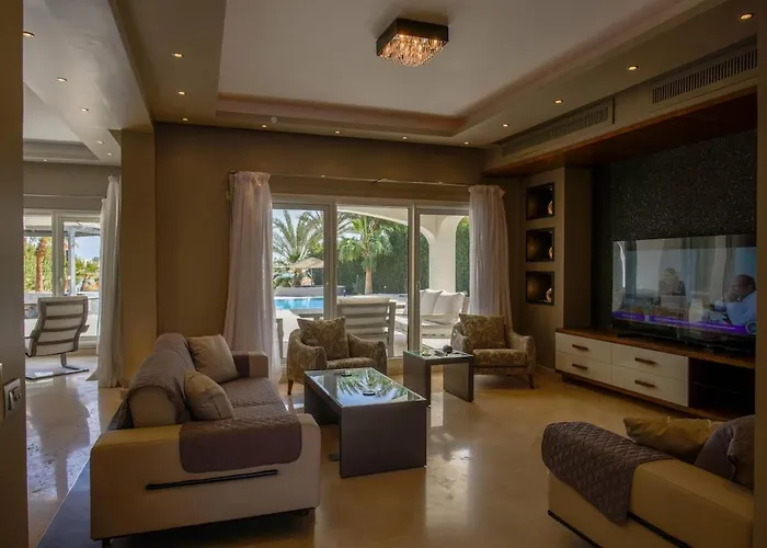 Dream Retreat - Private & Pool -white *