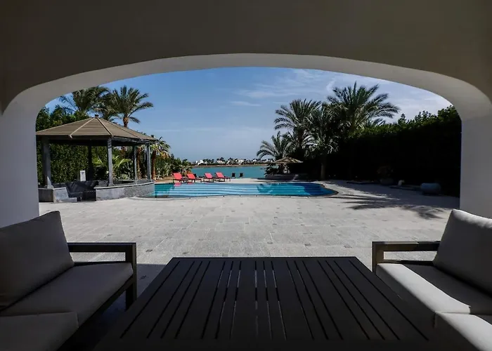 Dream Retreat - Private & Pool -white *