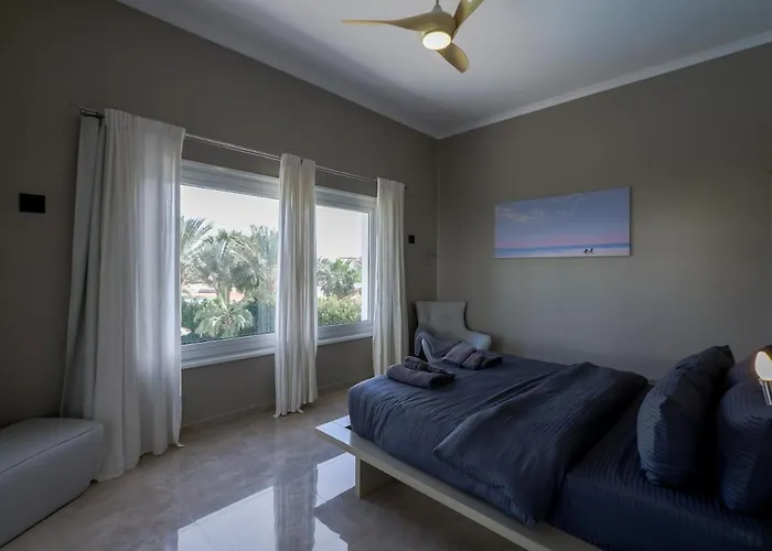 Dream Retreat - Private & Pool -white