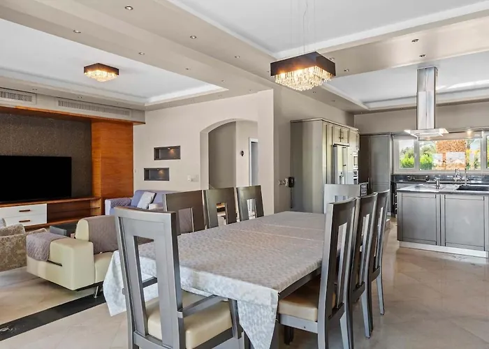 Dream Retreat - Private & Pool -white *