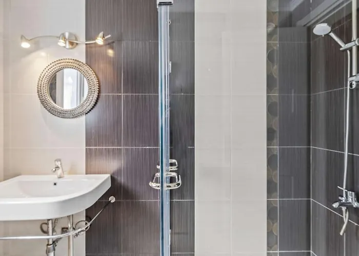 Dream Retreat - Private & Pool -white