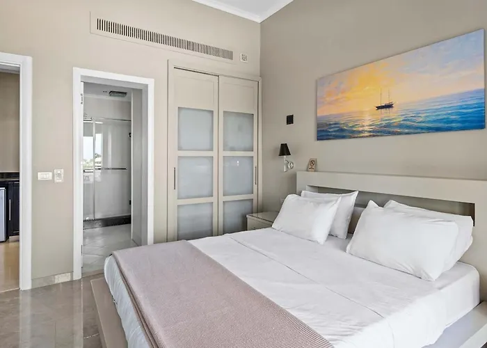 Dream Retreat - Private & Pool -white